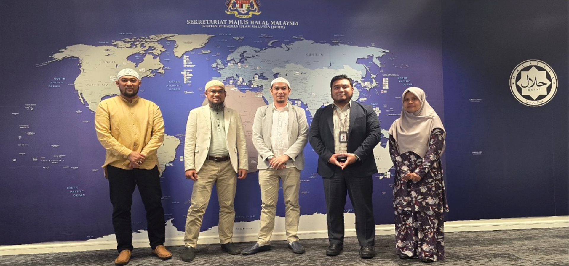 Chụp hình kỷ niệm mối quan hệ đối tác chiến lược với Malaysia