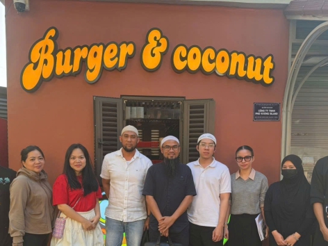 Kios “Burger & Coconut” Tại Phú Quốc Chính Thức Nhận Chứng Nhận Halal Medina Uzk
