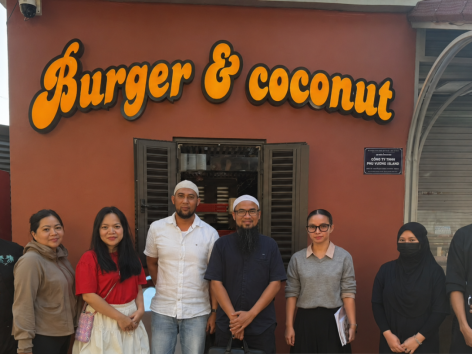 Kios “Burger & Coconut” Tại Phú Quốc Chính Thức Nhận Chứng Nhận Halal Medina UZK