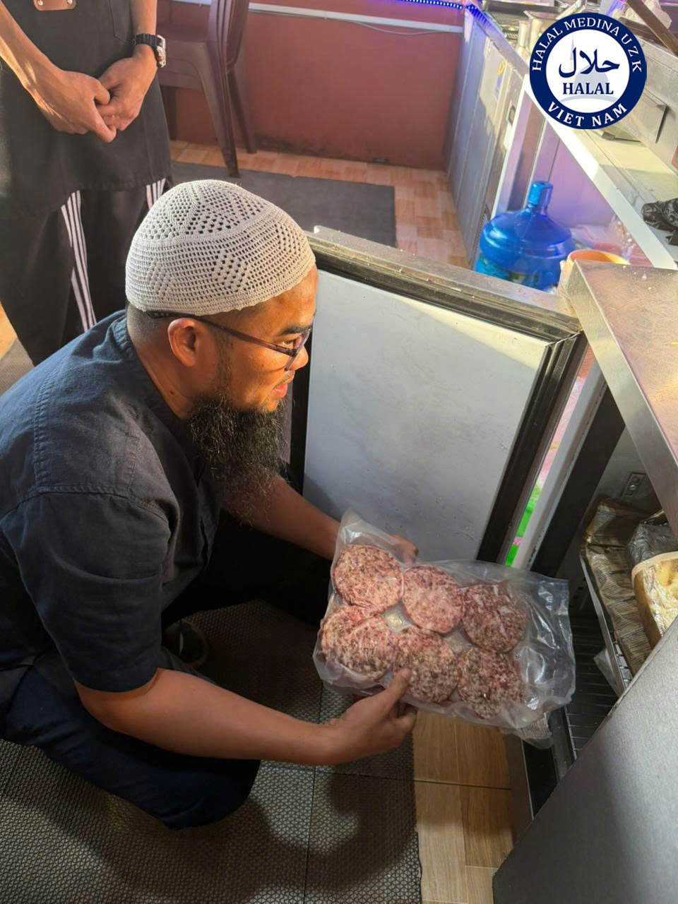 Nhân viên Halal Medina UZK kiểm tra thịt Burger