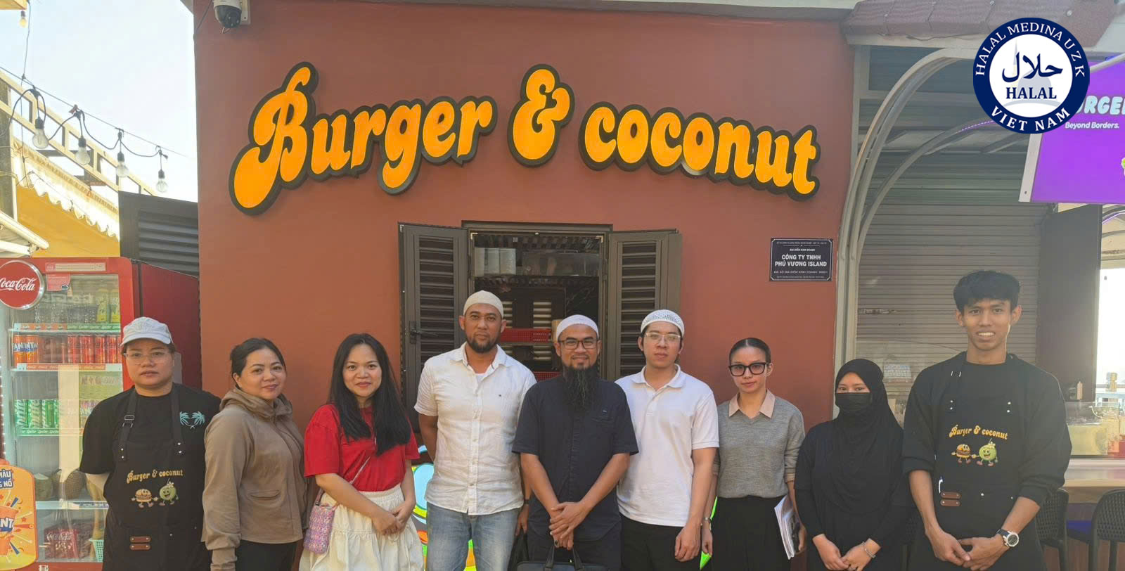 Nhân sự Halal Medina UZK chụp hình chung nhân viên Kios
