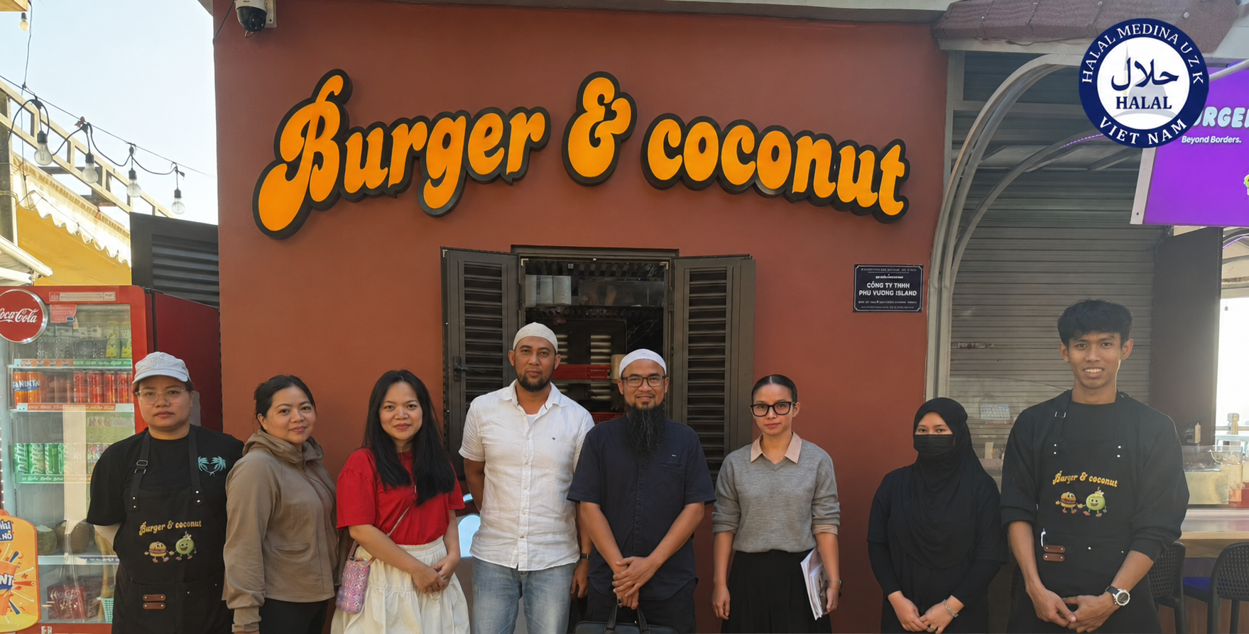 Nhân sự Halal Medina UZK chụp hình chung nhân viên Kios